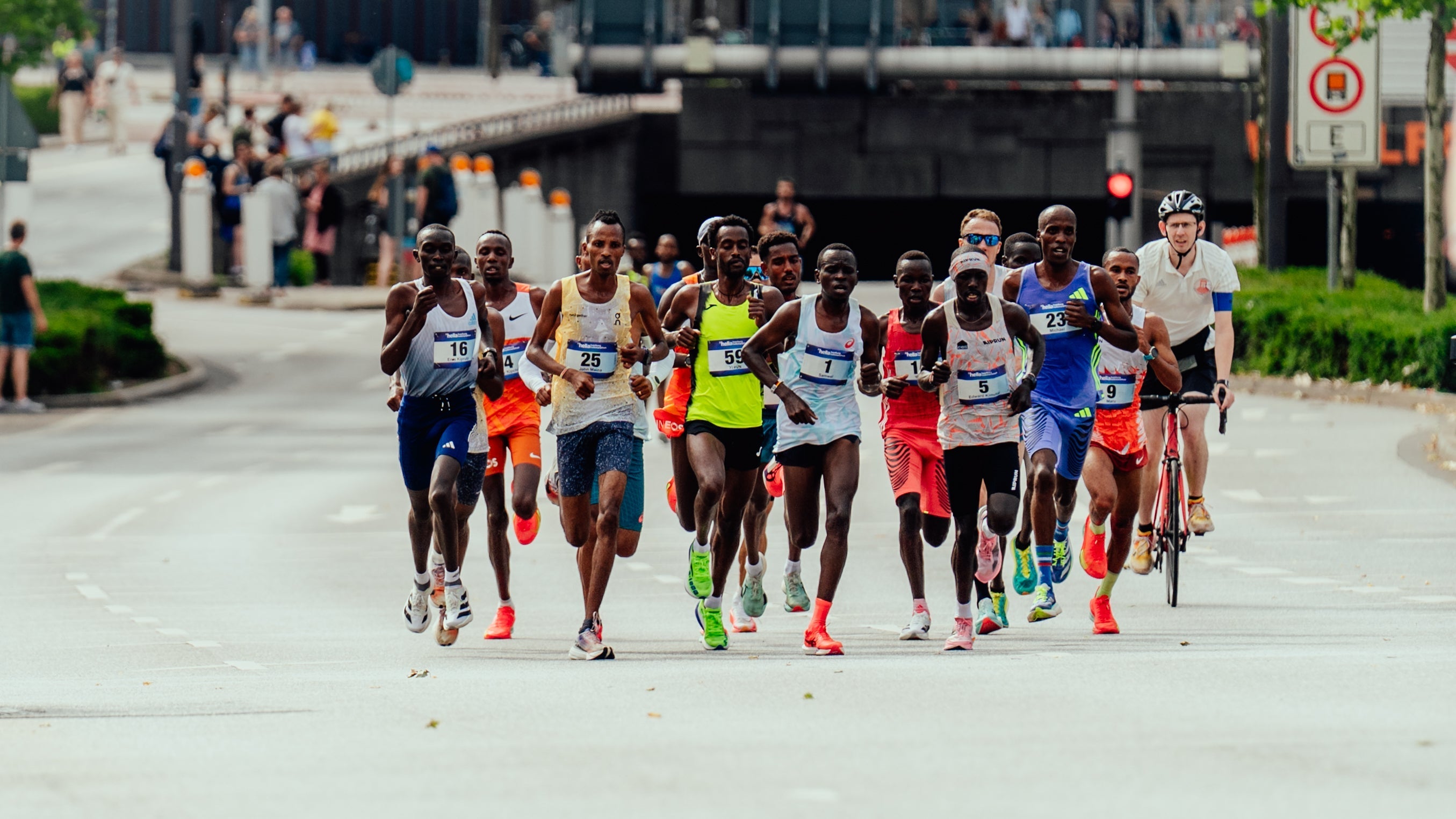 Hitzeschlacht mit Herzschlagfinale: Der hella hamburg halbmarathon 2025